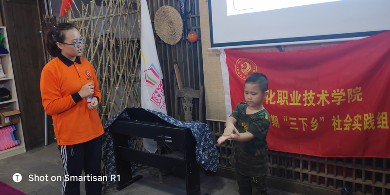 1595673056725034914.jpg 图为志愿者在教留守小朋友学习“七步洗手法”.jpg